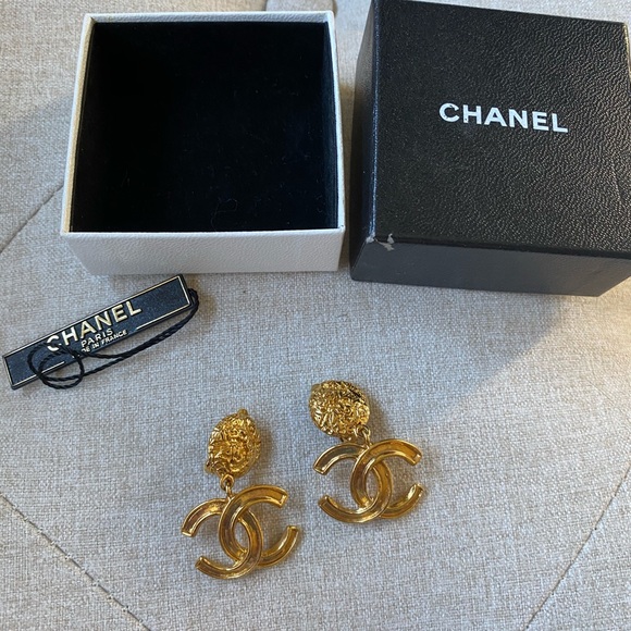 CHANEL Jewelry - Vintage 1990s Chanel clip earrings